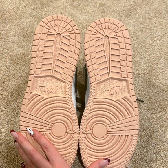 pink black and white jordan’s - Picture 5 of 6